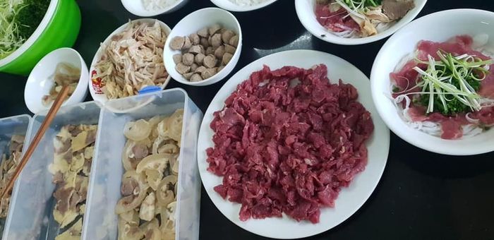 Không gian ấm cúng và cách trình bày món ăn tinh tế tại quán