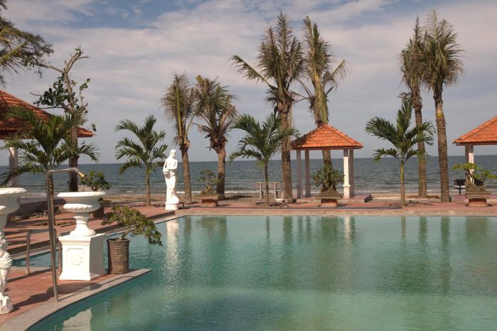 Bình minh rực rỡ trên bãi biển Quỳnh
