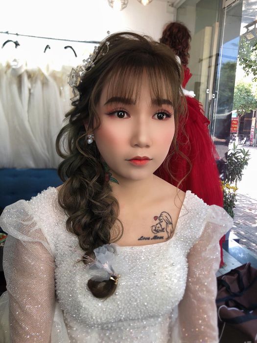 Vẻ đẹp tựa thiên thần của cô dâu qua nghệ thuật trang điểm Út Hồng