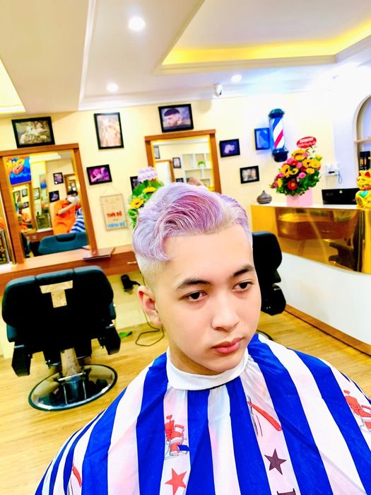Hình ảnh phong cách làm việc chuyên nghiệp tại Barber Nhật Phát