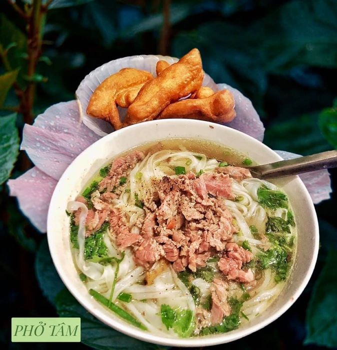 Không gian ấm cúng và tô phở vàng ươm hấp dẫn tại Phở Tâm