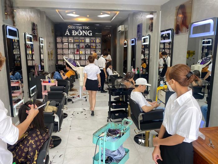 Không gian sang trọng tại Siêu Thị Tóc Á Đông