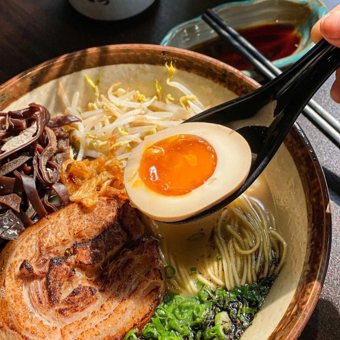 Tô ramen bốc khói nghi ngút tại Mỳ LONG