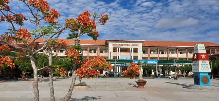 Toàn cảnh khuôn viên xanh mát của Trường THCS Thị trấn Long Phú