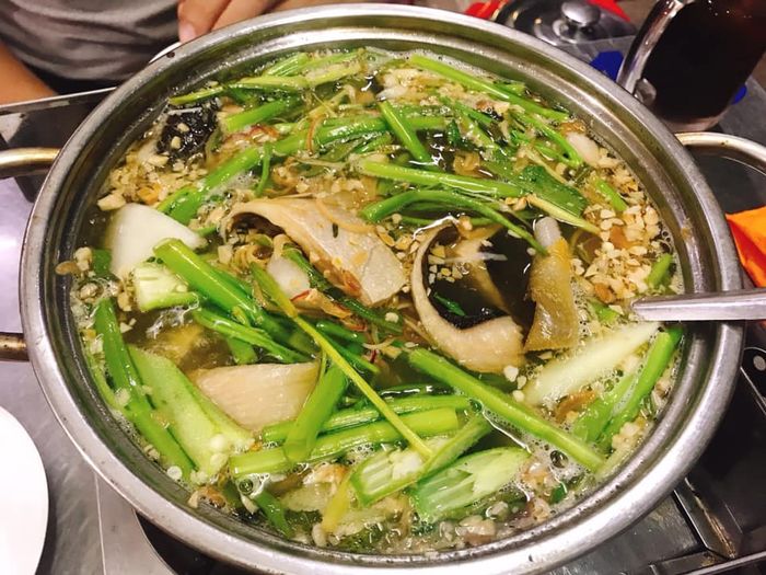 Không gian ấm cúng tại Lẩu cá đuối Hai Nhiên - Ảnh 1