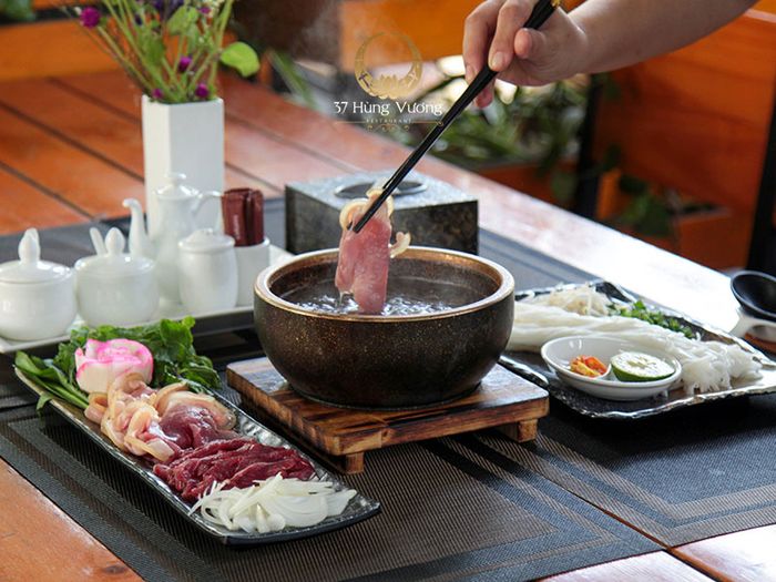 Trình bày nghệ thuật - Tô phở bát đá đầy màu sắc và hương vị