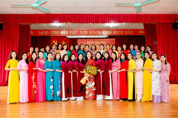 Hình ảnh ấn tượng: Khuôn viên xanh mát với khu vui chơi hiện đại tại Trường Mầm non Trường Thi B