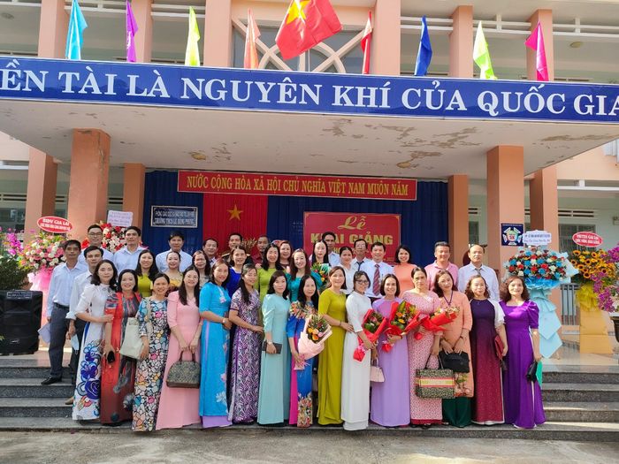 Góc nhìn chân thực về Trường THCS Lê Hồng Phong qua ảnh 2 - không gian xanh mát với những dãy nhà khang trang, nơi ươm mầm tri thức cho thế hệ tương lai