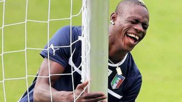 Balotelli luôn mang đến những pha “quậy” độc đáo và khó quên ảnh 1