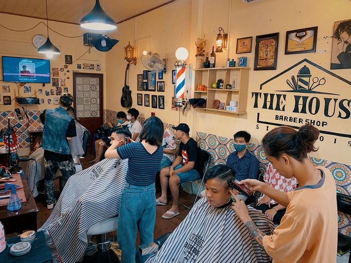 Không gian sang trọng và phong cách tại The House Barbershop