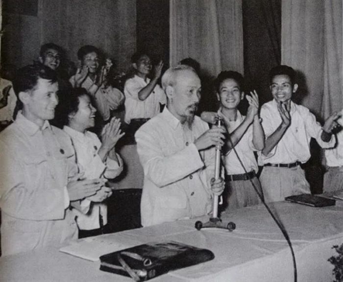 Hình ảnh minh họa bài thơ Ơn Bác