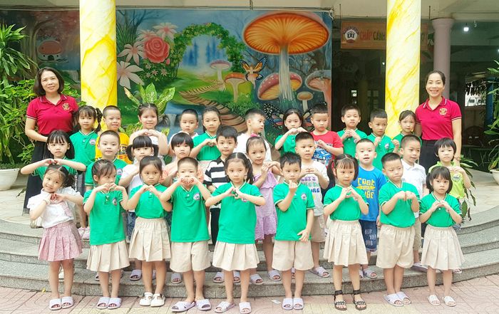 Hình ảnh ấn tượng: Khuôn viên xanh mát với vườn cổ tích tại Trường Mầm non Tân Sơn