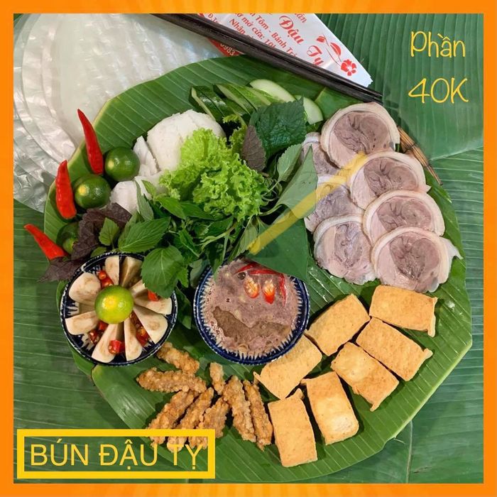 Những mẹt bún đậu hấp dẫn tại Bún Đậu Tỵ
