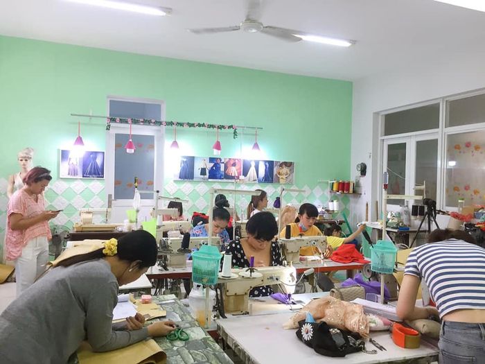 Học viên thực hành kỹ thuật may cao cấp tại Perfect Hands