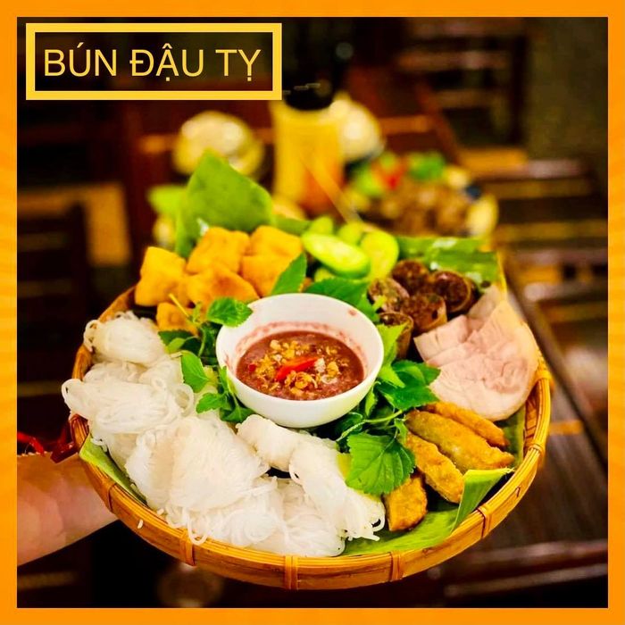 Không gian ấm cúng và món ngon tại Bún Đậu Tỵ