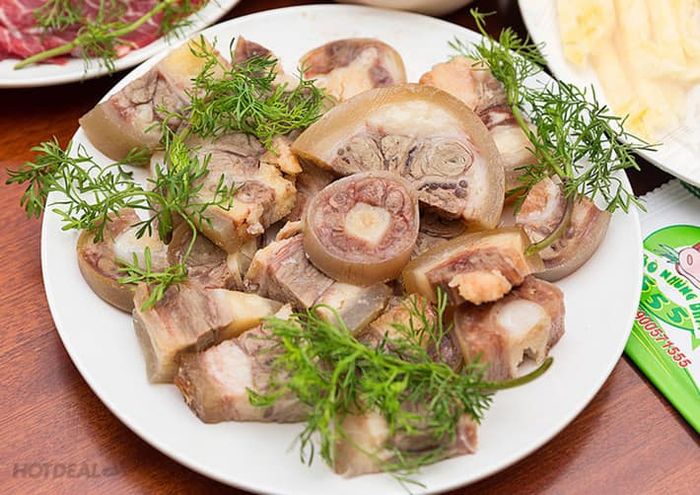 Không gian ấm cúng và tô phở đặc trưng tại Phở Hương Thắng