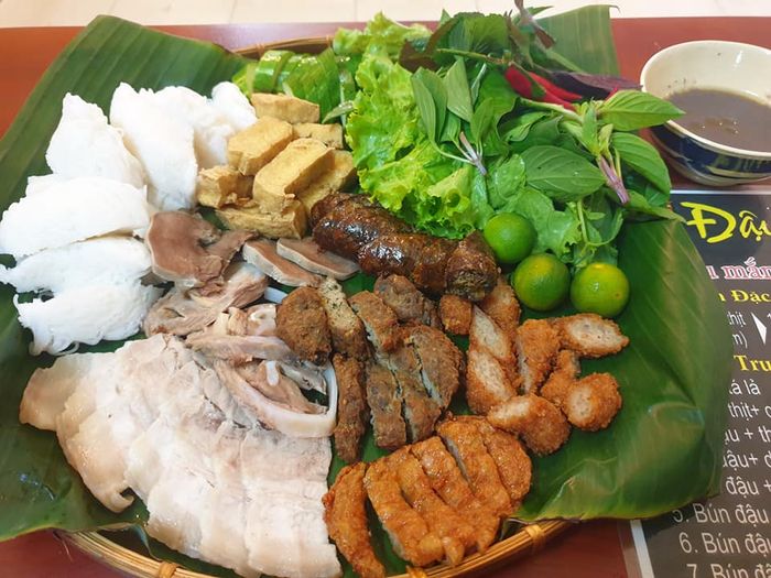 Mẹt bún đậu thơm ngon tại Bún đậu mắm tôm Mr.TÍ