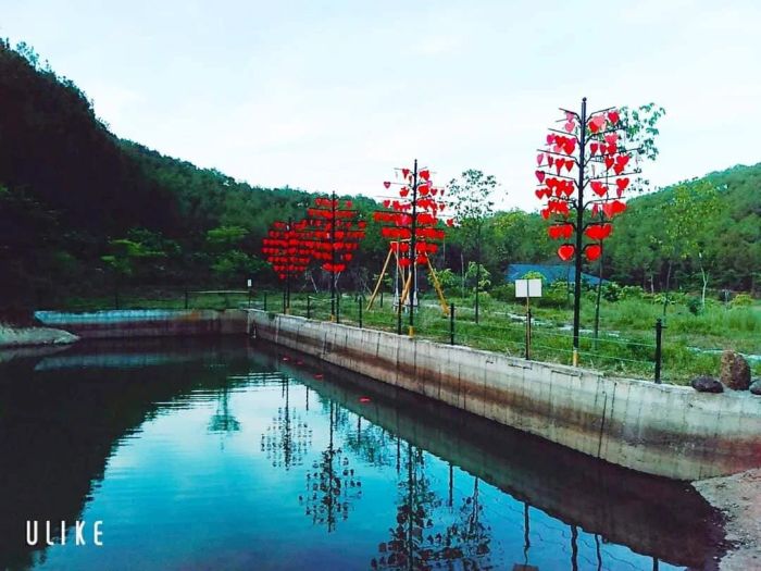 Khu vực thác nước và hồ bơi tại Vườn sinh thái Eo Gió