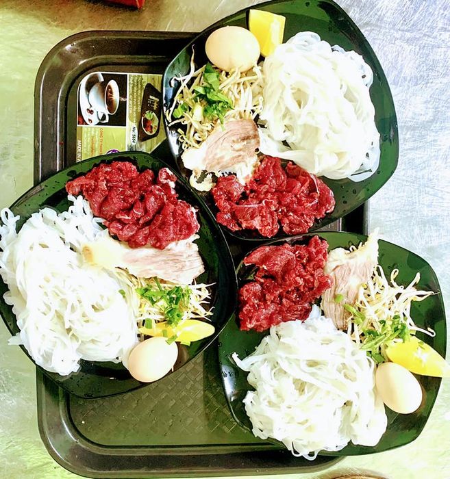 Trải nghiệm ẩm thực độc đáo - Phở bát đá Quảng Bình với thố đá nghi ngút khói