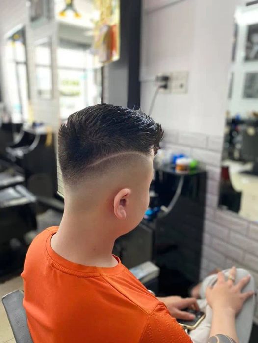 Phong cách phục vụ chuyên nghiệp tại Cắt Tóc Nam Hùng Nguyễn (Ảnh 2)