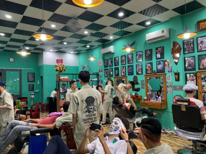 Phong cách phục vụ chuyên nghiệp tại Quang Barber Shop (Ảnh 3)