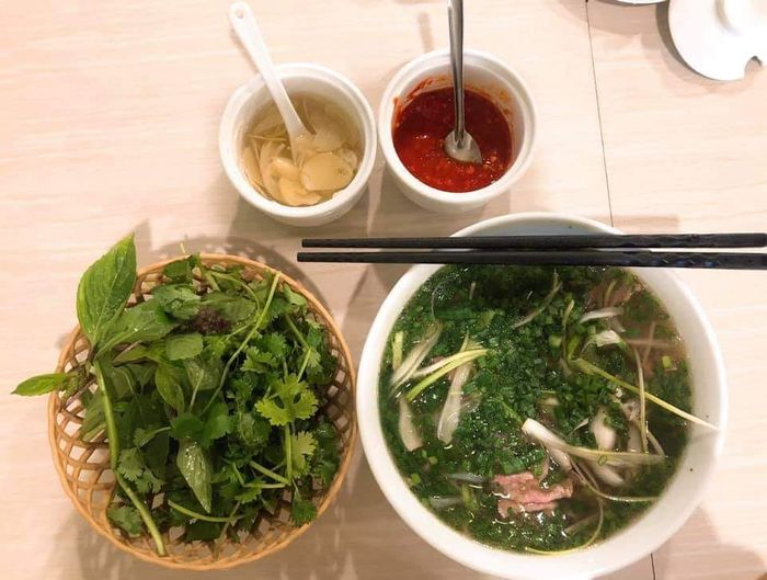 Không gian ấm cúng và tô phở bê hấp dẫn tại quán