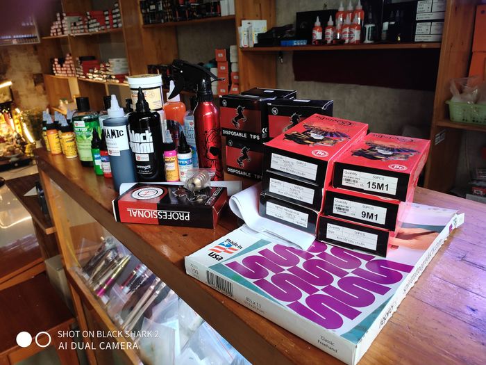 Không gian trưng bày đầy nghệ thuật tại Khoa Tattoo Shop