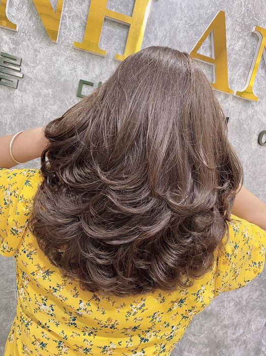 Cùng ngắm nhìn những mẫu tóc đẹp xuất sắc được tạo nên bởi bàn tay tài hoa của đội ngũ stylist Anh Anh Hairsalon