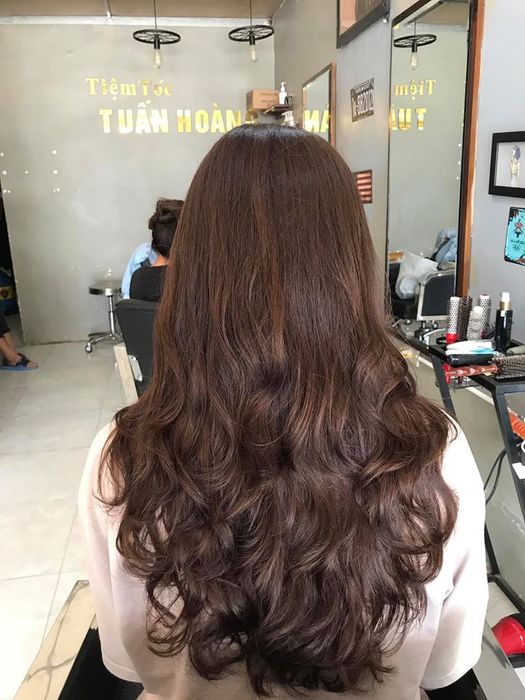Không gian hiện đại và sang trọng tại Tiệm Tóc Tuấn Hoàng