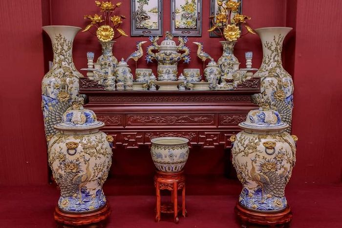 Không gian trưng bày gốm sứ nghệ thuật tại Gốm Bát Tràng Dĩ An - Ảnh 1