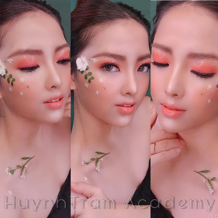 Bức ảnh thứ hai mang phong cách thanh lịch và cuốn hút