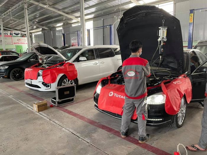 Không gian làm việc chuyên nghiệp tại Garage Auto Phú Sơn