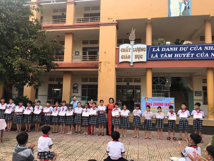 Hình ảnh toàn cảnh Trường Tiểu học Xuân Trường - ngôi trường khang trang với khuôn viên xanh mát