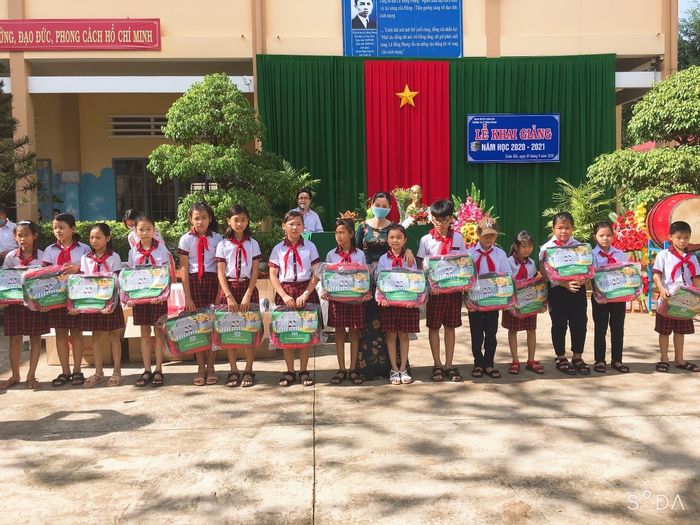 Hình ảnh Trường Tiểu học Lê Hồng Phong - Sân trường rộng rãi