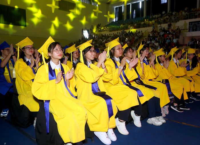 Hình ảnh nổi bật về Trường THCS Nguyễn Gia Thiều: Kiến trúc hiện đại với khuôn viên xanh mát, phòng học tiện nghi - không gian lý tưởng để học tập và sáng tạo.