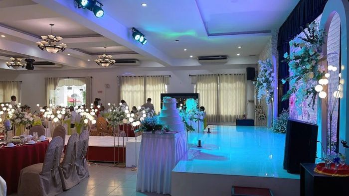 Không gian tiệc cưới sang trọng với ánh đèn pha lê tại MiMi Palace