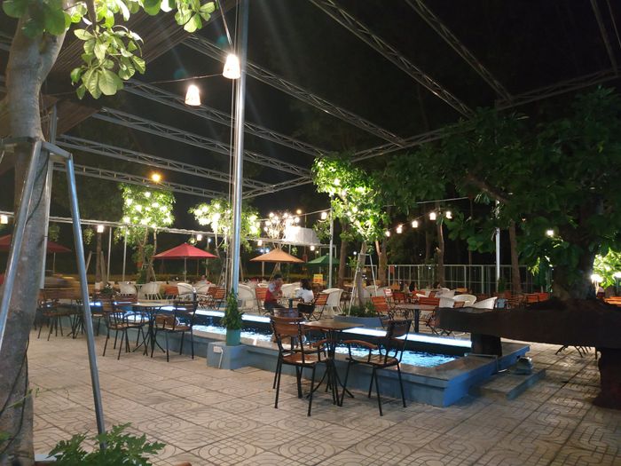 Khu vực thư giãn đầy màu sắc tại Cafe Nâu Cá Koi
