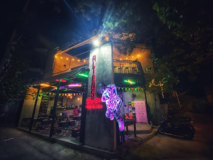 Không gian futuristic độc đáo tại Aliens Beer