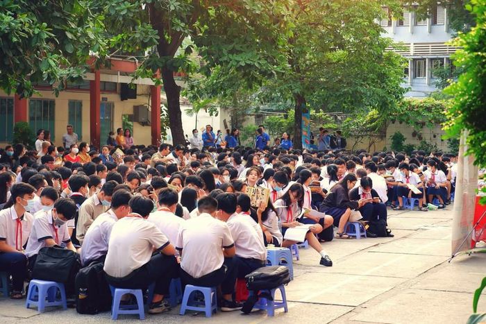 Hình ảnh ấn tượng về THCS Ngô Quyền: Kiến trúc trường học hài hòa giữa nét cổ kính và hiện đại, chứng nhân của bề dày lịch sử giáo dục.