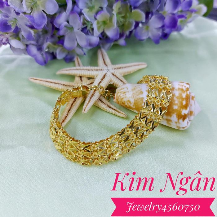 Không gian trưng bày sang trọng với đa dạng trang sức tại Tiệm Vàng Kim Ngân