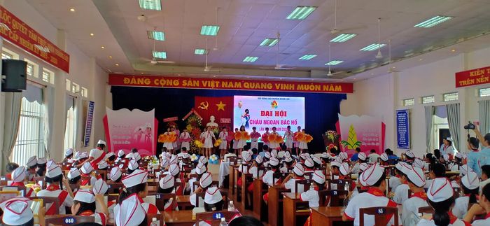 Hình ảnh học sinh Trường Tiểu học Hùng Vương trong giờ học ngoại khóa đầy hứng khởi