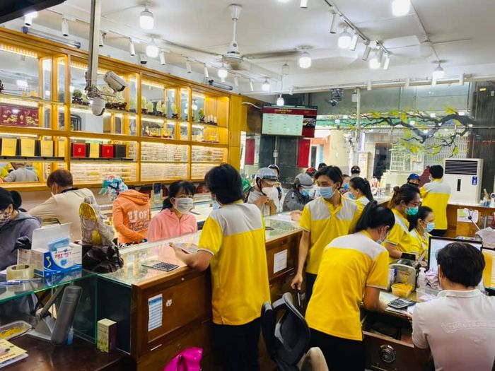 Không gian trưng bày trang sức sang trọng tại Tiệm Vàng Quan Kim Phát