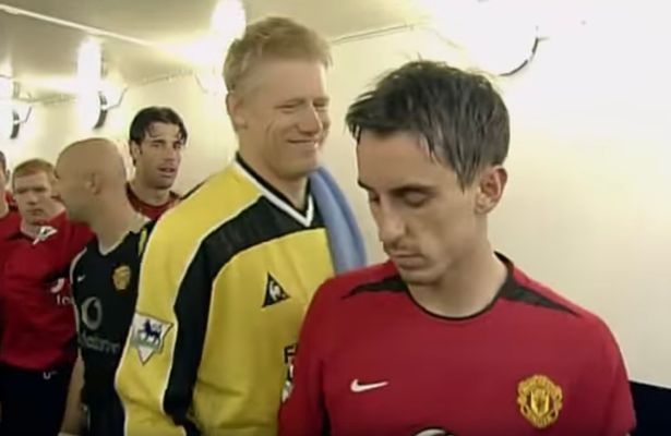 Khoảnh khắc căng thẳng: Gary Neville từ chối bắt tay Schmeichel trong màu áo Man City (ảnh 2)
