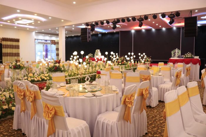 Không gian tiệc cưới sang trọng tại Asia Center với ánh sáng nghệ thuật