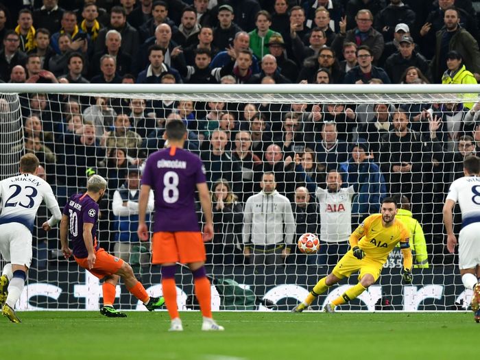 Khoảnh khắc Agüero thực hiện quả phạt đền đầy quyết đoán