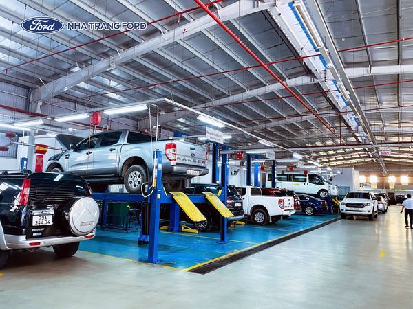 Hình ảnh đội ngũ chuyên gia tại Ford Nha Trang