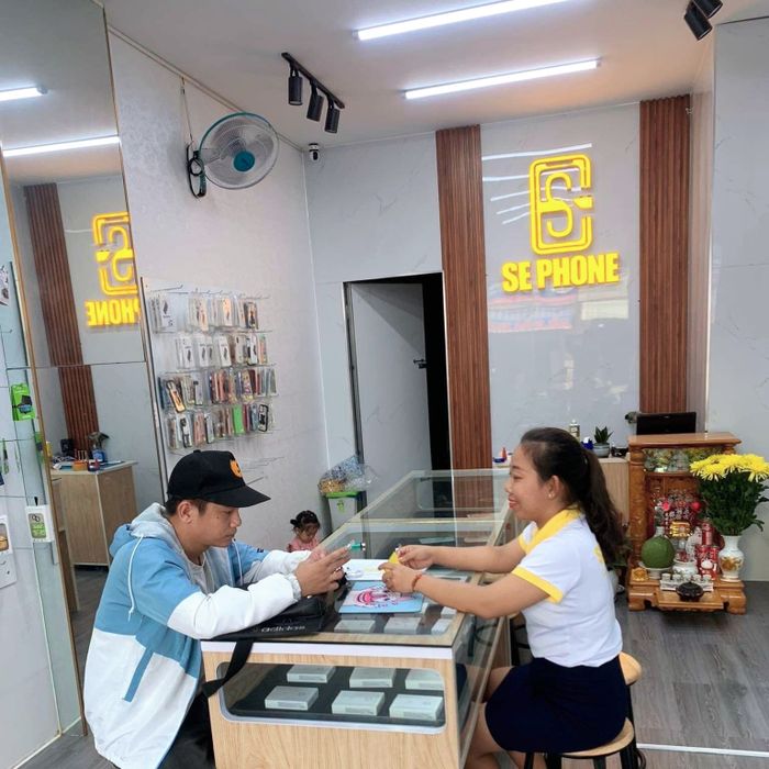 Không gian trưng bày sản phẩm tại SE PHONE Tam Kỳ