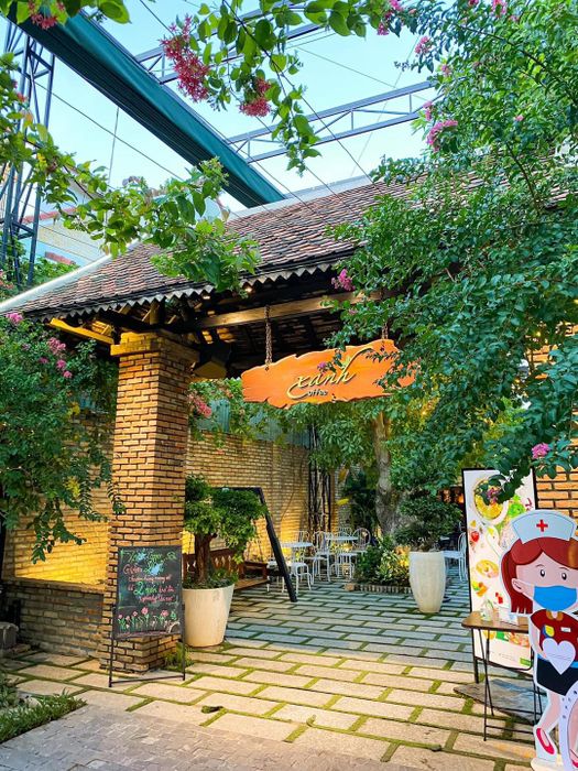 Khu vườn xanh mướt tại XANH Coffee