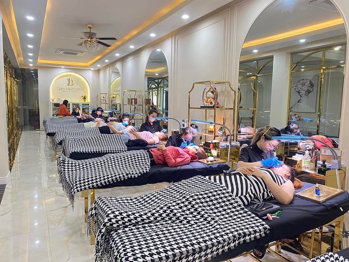 Học viên thực hành cùng chuyên gia tại Linh Thúy Diễm Beauty & Academy