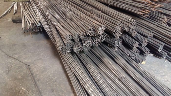 Sắt - nền móng vững chắc cho mọi công trình xây dựng nhờ độ cứng và độ bền vượt trội. Ảnh minh họa